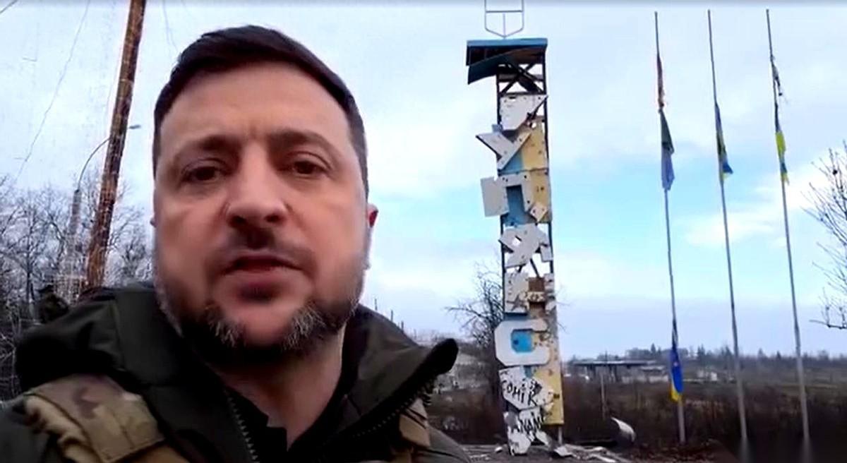 你说你把人家城拿下了，结果人家总统穿着防弹衣，溜溜达达就跑来打卡了。还对着镜头