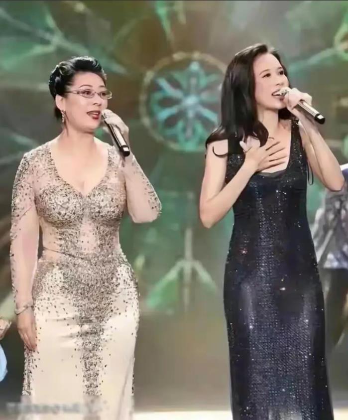 关牧村老师这个身材也太好了，比莫文蔚的身材好太多了！就喜欢关牧村老师这种丰满匀称