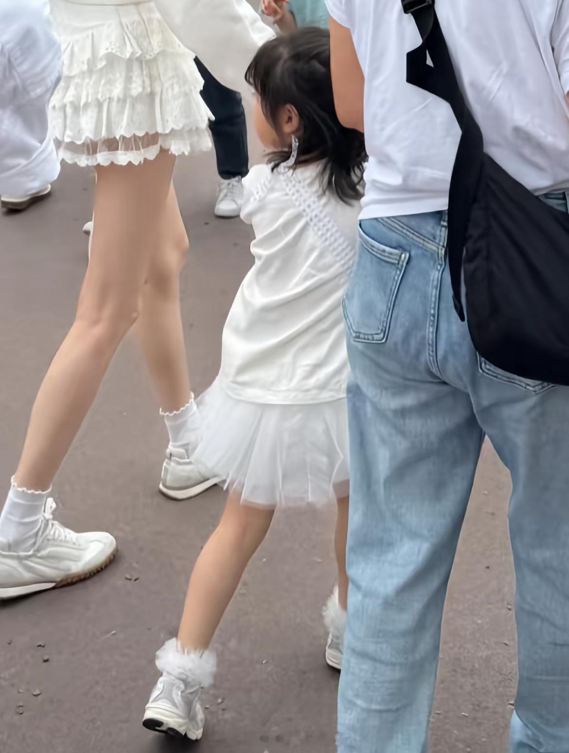 奚梦瑶女儿腿好长完美的遗传了妈妈的大长腿啊​​​