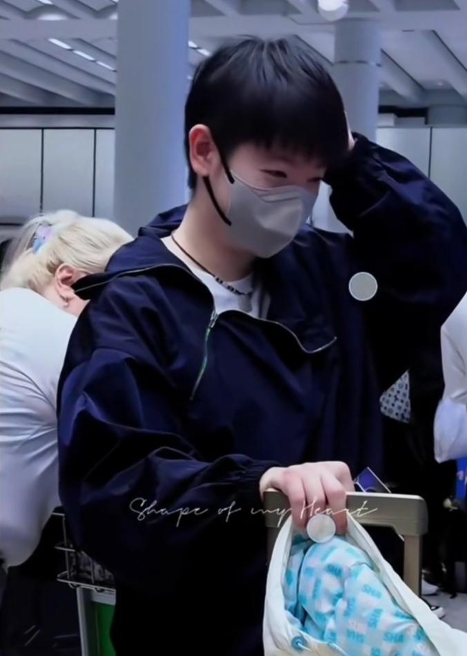 在机场有粉丝大喊“孙颖莎，孙颖莎，孙颖莎”，咱莎宝甜甜的笑了笑！那笑容简直能把人