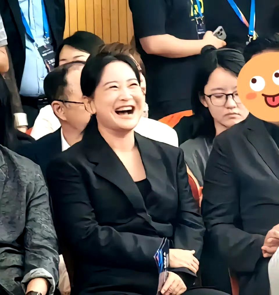 突然觉得以前的贾玲马上要回来了，她又开始大笑了，脸上的褶子也少了​​​