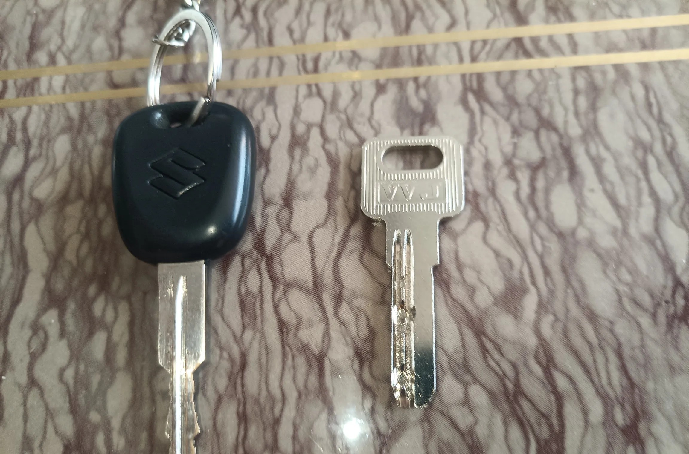 弟弟大学毕业了，昨天晚上的火车，我去接的他。毕业证领回来了，三年私立高中