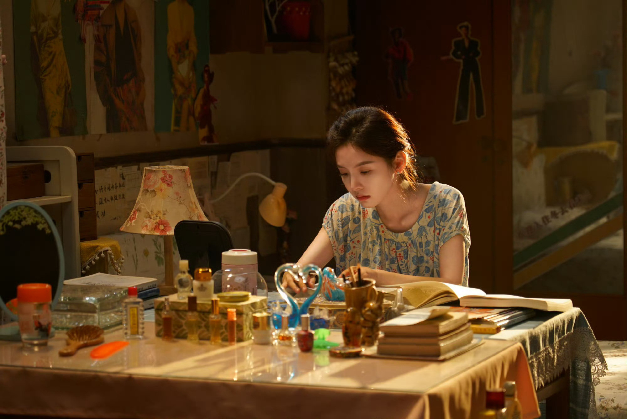 章若楠真讨喜，郑晓龙导演夸她演得好。剧里她是大大咧咧的温州姑娘庄庄，本人也这般模