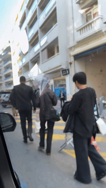 看吧，奚梦瑶这样的超模穿高定根本不用费劲搭配，随随便便在高定外面披个外套，趿拉双