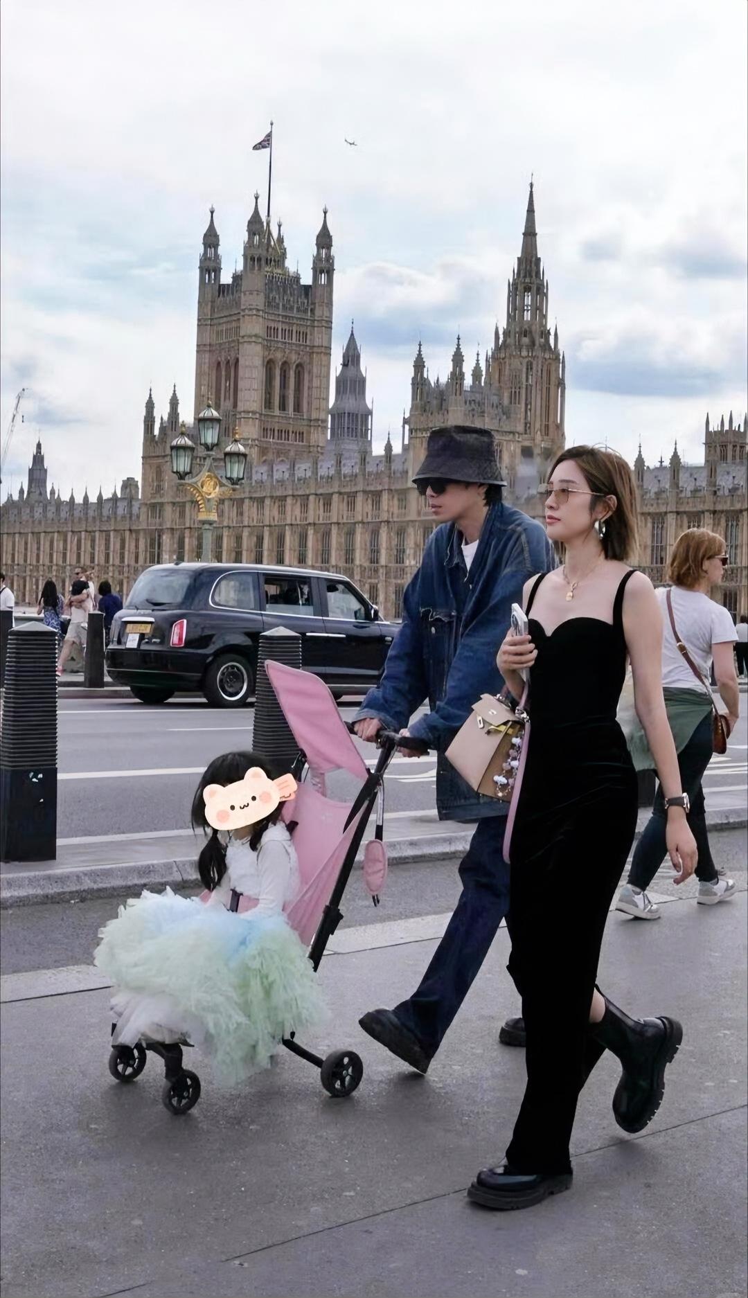 儿童节，张若昀和张艺昕带女儿去伦敦玩。张若昀头戴渔夫帽推着口袋车，张艺昕则一