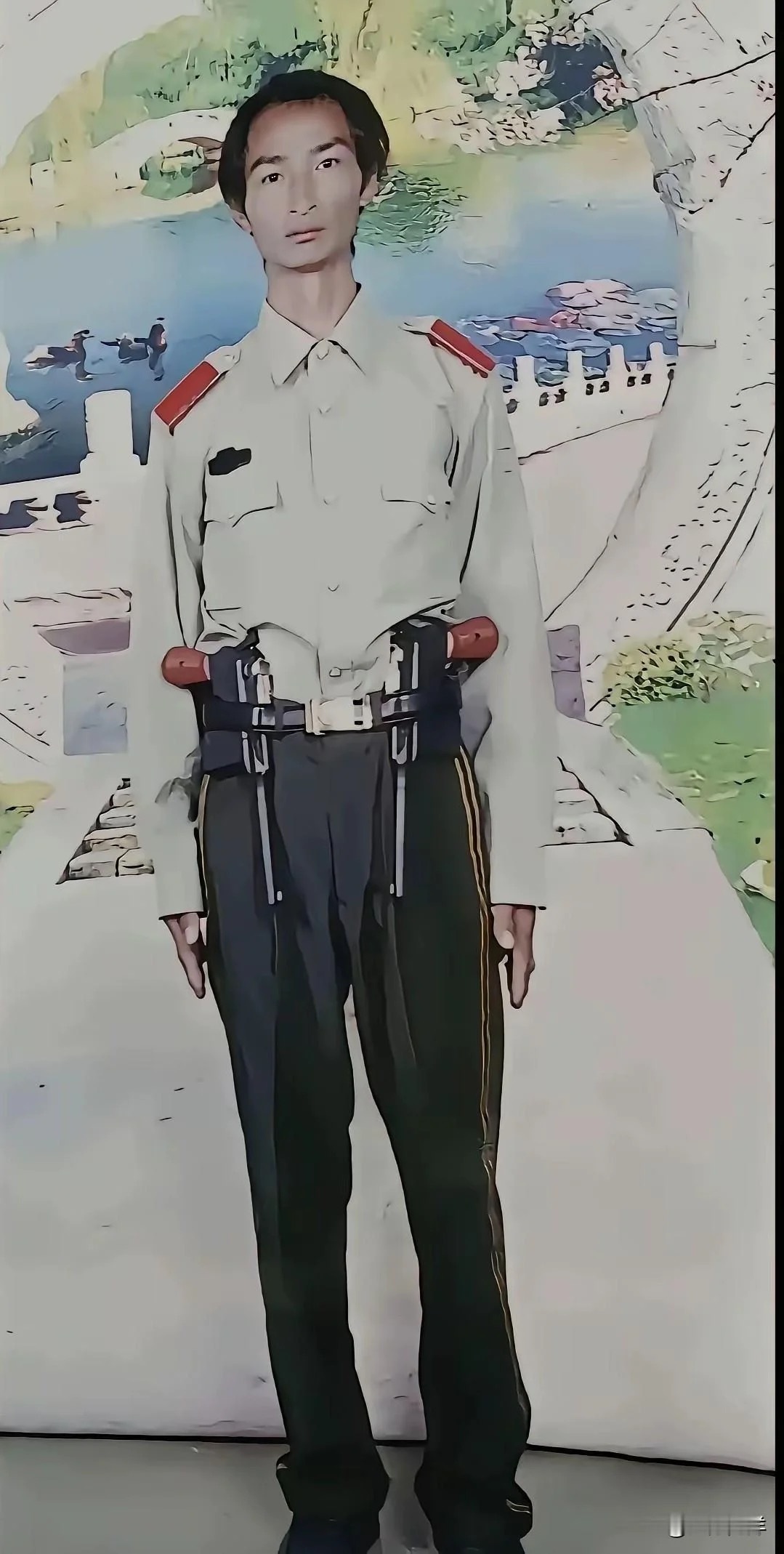 朋友说他儿子是读的军校，怕我不信，专门拿出这张照片。