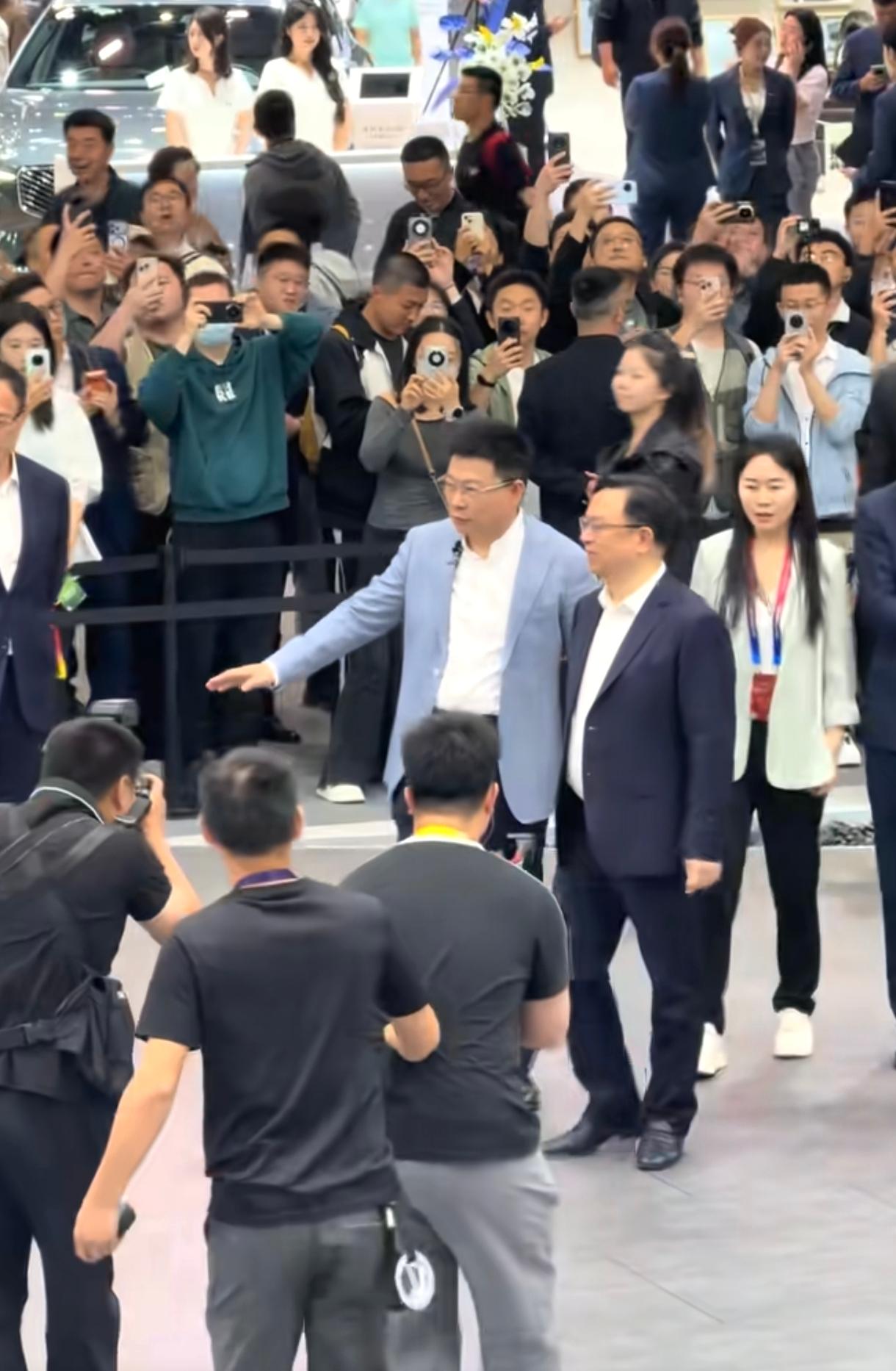 北京车展王传福几乎所有友商的展台都去参观过了，唯独吉利汽车和长城汽车的展台没去。