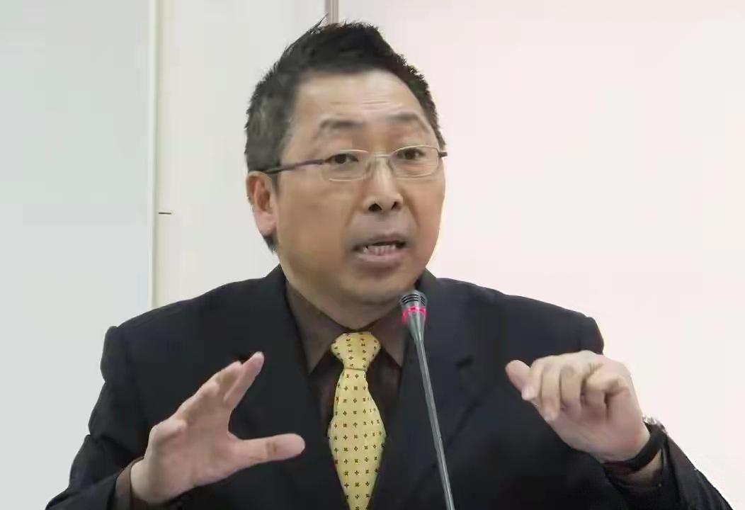 台湾名嘴唐湘龙近期直言，台湾当前的政治氛围堪称全球最为奇葩。民进党虽怀揣“台独”