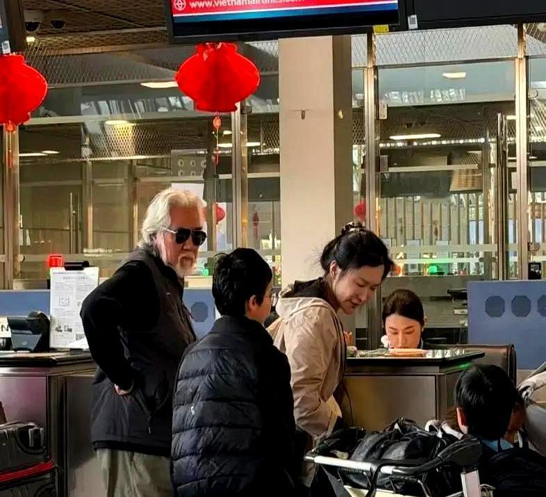 74岁张纪中机场“袖手旁观”，44岁妻子拖箱抱娃累瘫，她真值吗？杜星霖素颜