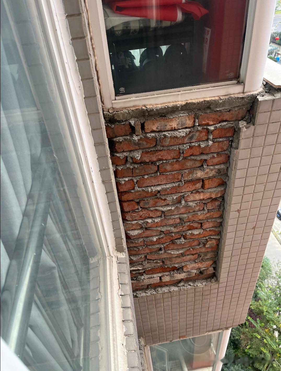 给爸妈的老房子封一个阳台,外墙侧面这块怎么做防水?当时砌砖的时候忘记抹砂浆了。