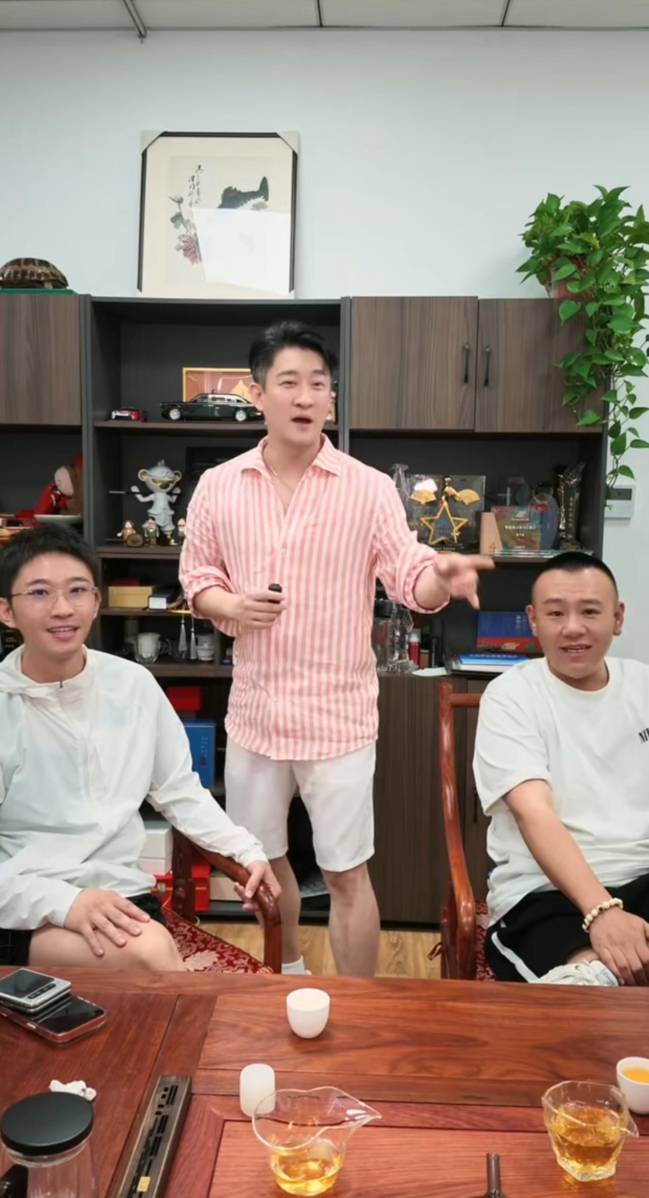 金霏陈曦再次做客曹云金直播间说相声，还是现编的，这二位是真忙啊。两人都在中国广播