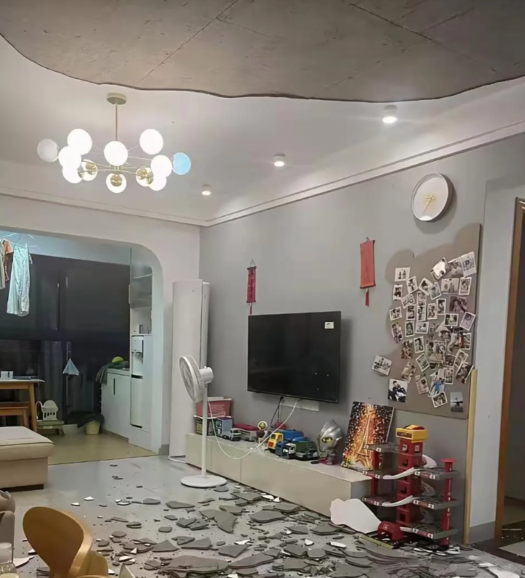 买个菜回家，天塌了，请问这种情况楼上有责任吗，我该找他们赔偿吗