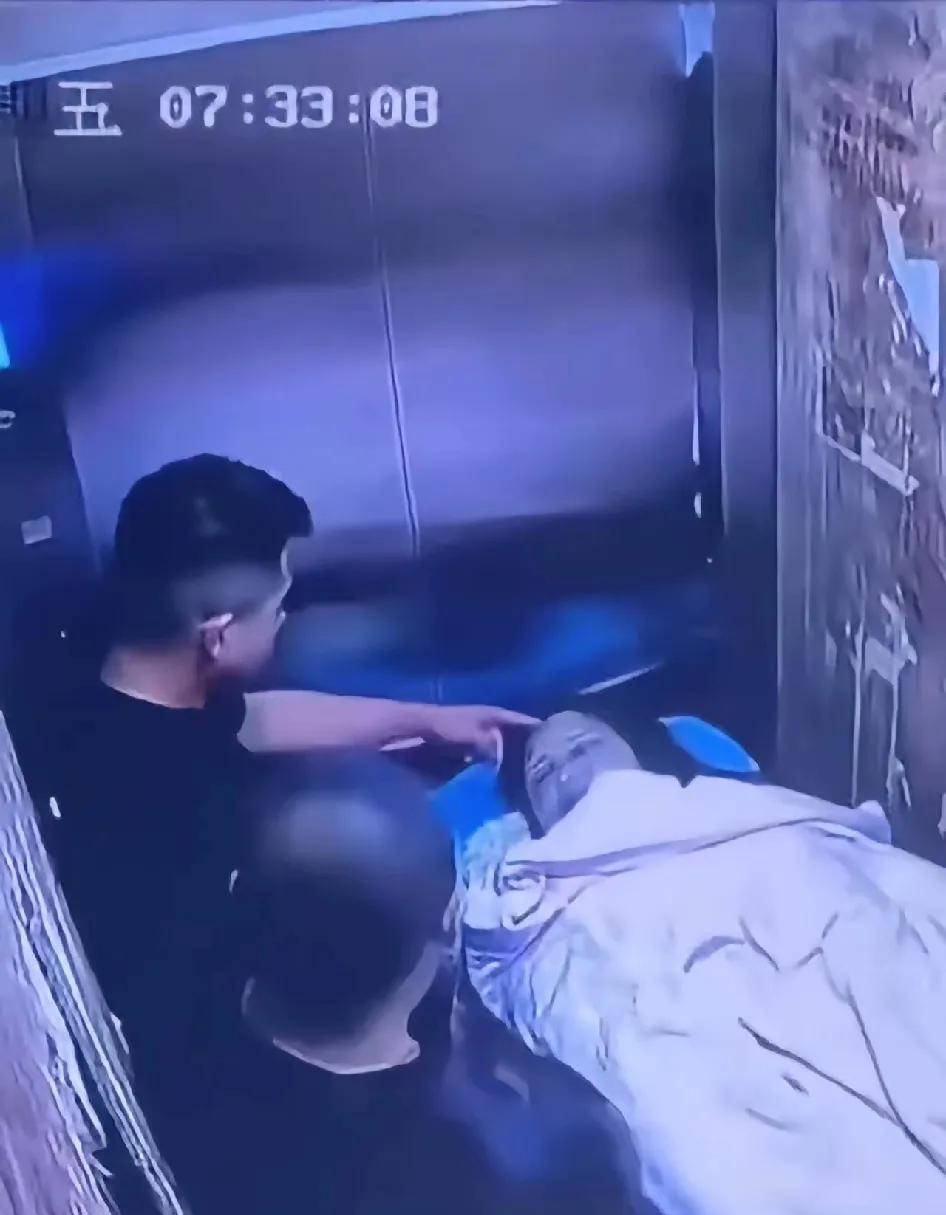 孟村金某没有一点人性，在刘女士送医过程中，还对刘女士指指点点，貌似依旧在宣泄着自