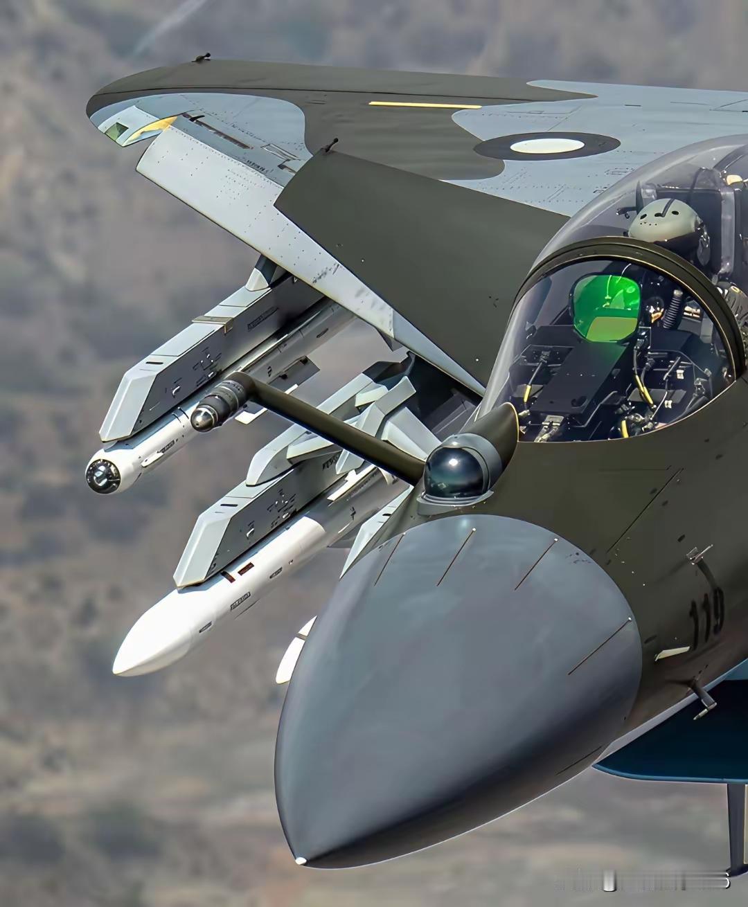 巴基斯坦空军的歼10CE，不得不说，这中国的飞机一到国外就变得很漂亮。这涂装比国