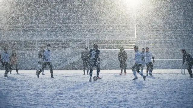 遭学生雪球围攻喊班主任救命的校长，这才是教育该有的模样。这篇文章展现了一位温暖