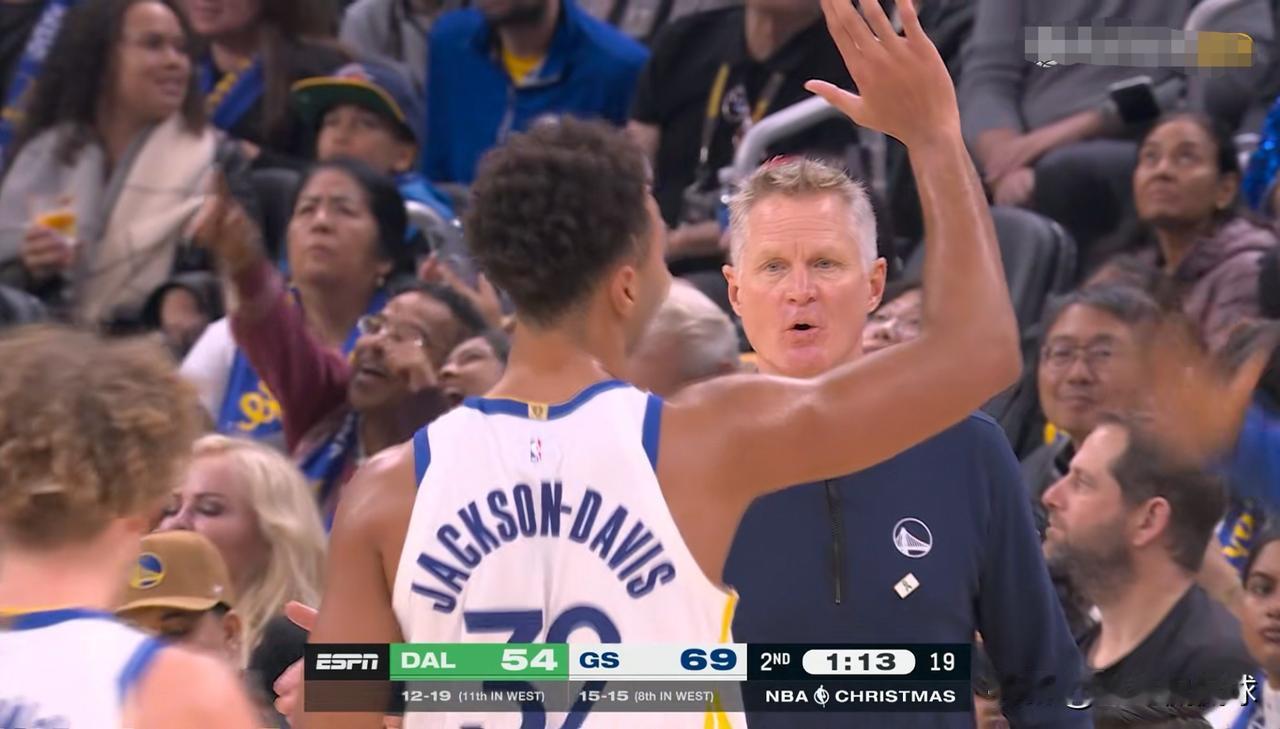 我忍不住要怒赞勇士中锋TJD，他的表现实在是太出色了！在今天勇士主场迎战独行侠的