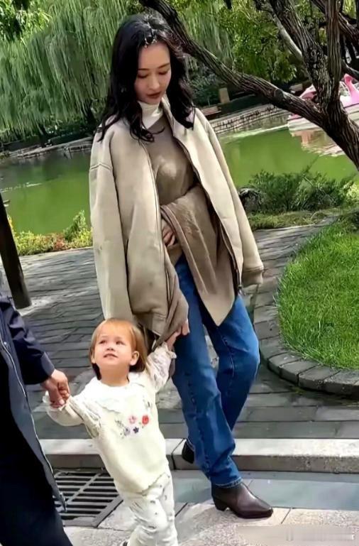 演员王鸥带着女儿出门，这是孩子第一次被外界拍到。小姑娘脸蛋肉乎乎的，特别可爱，确