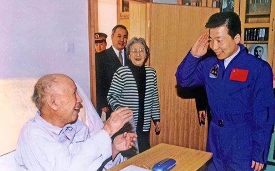 2008年冬天，97岁的钱学森久卧病榻，突然扭头对儿子钱永刚说：“我想买个电视，