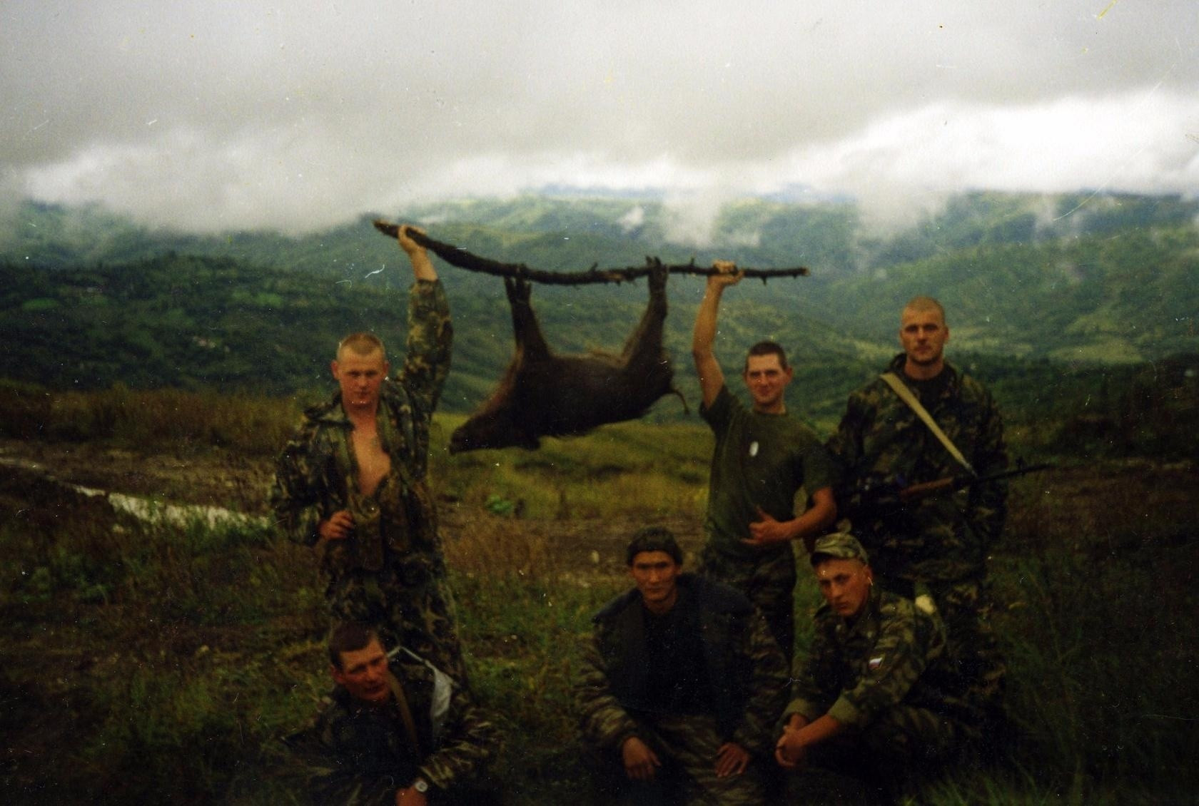 2003年，车臣，俄军第104近卫空降团在一场狩猎活动后合影。​​​