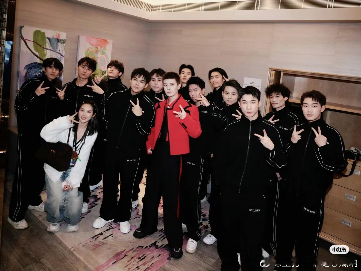 任嘉伦江苏卫视跨年舞台幕后大合照，红红火火超耀眼！