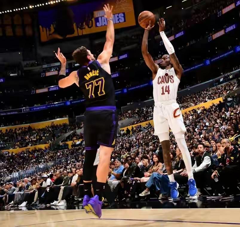 骑士又开始玩选牌游戏了哈登失常米切尔失常莫布里失常阿伦正常却被教练摁下了