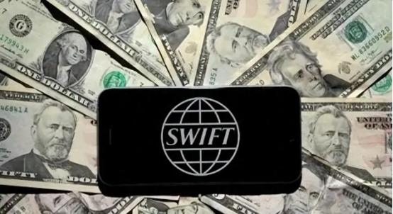 美国当年天天嚷嚷把中国踢出SWIFT，现在咋一个字都不敢提了？不是心软了，是俄罗