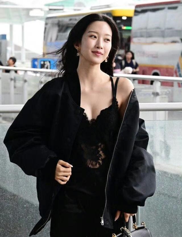 文佳瑛这套机场被韩国网友审判炸锅穿内衣出门，说是不得体，友友们怎么看呢？黑色蕾