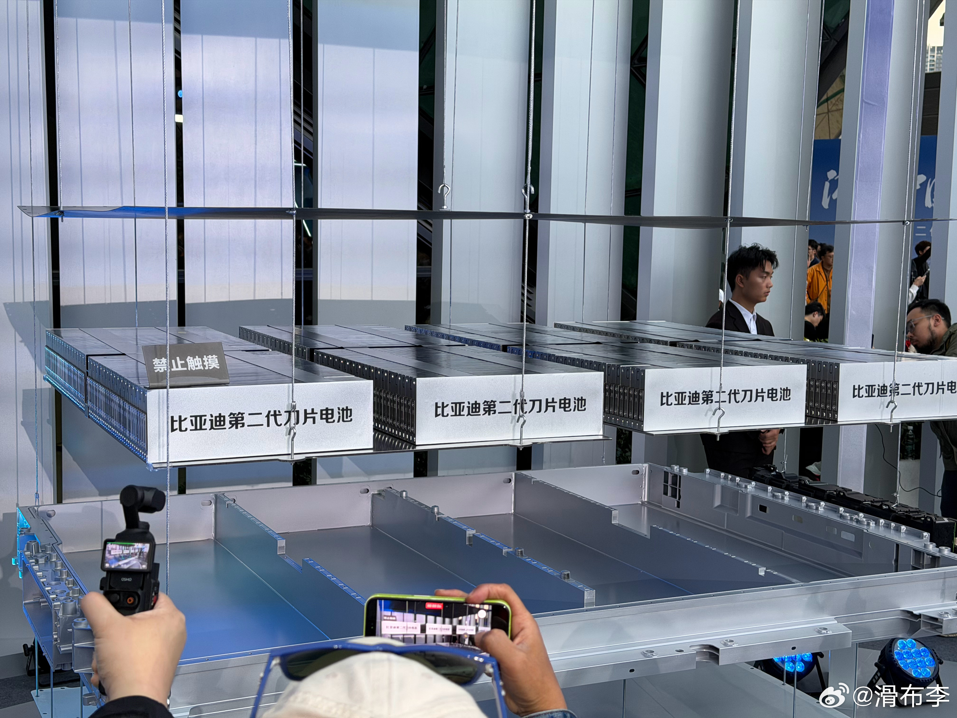 到会场了，来给大家看看比亚迪二代刀片电池图1～3是二代刀片在电池包内的布局，