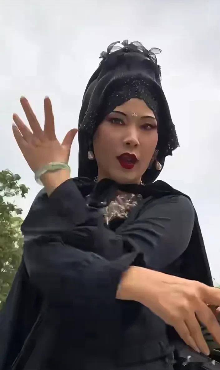 近日，何赛飞美女在个人社交平台晒出一组黑山老妖的造型，一身黑，手拿黑色龙凤图纹扇