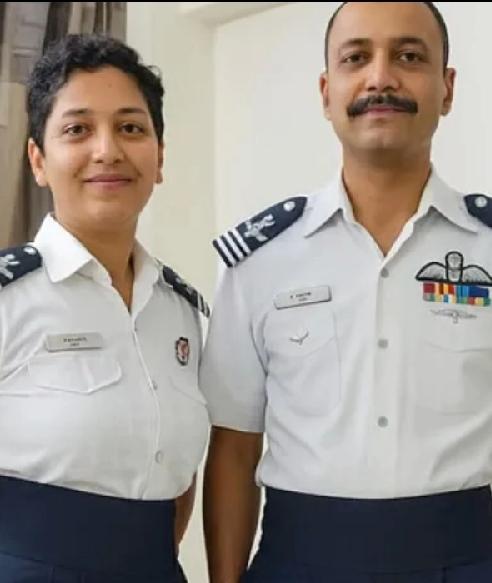 印度光辉坠机飞行员，西亚尔夫妻俩合照，空军家庭，都在空军服役，西亚尔34岁，二人