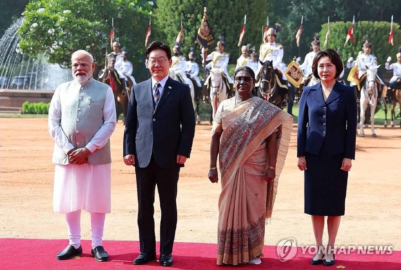 4月20日，李在明和夫人参加了莫迪给他们举行的欢迎仪式，据悉，李在明这几天正在访