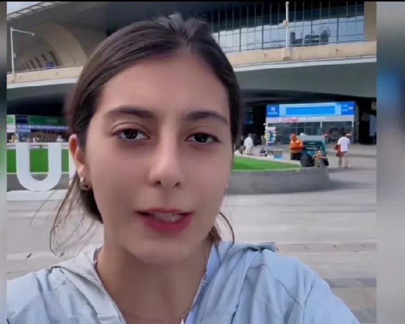 一位从伊朗到中国留学的女孩，想回家看父母。没想到，父亲拒绝了，强硬地让她留在中国