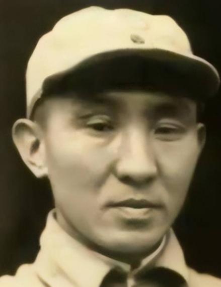 1949年10月，湖南岳阳大街上，二野副司令李聚奎赶路的时候，跟一个瘸腿讨饭的妇