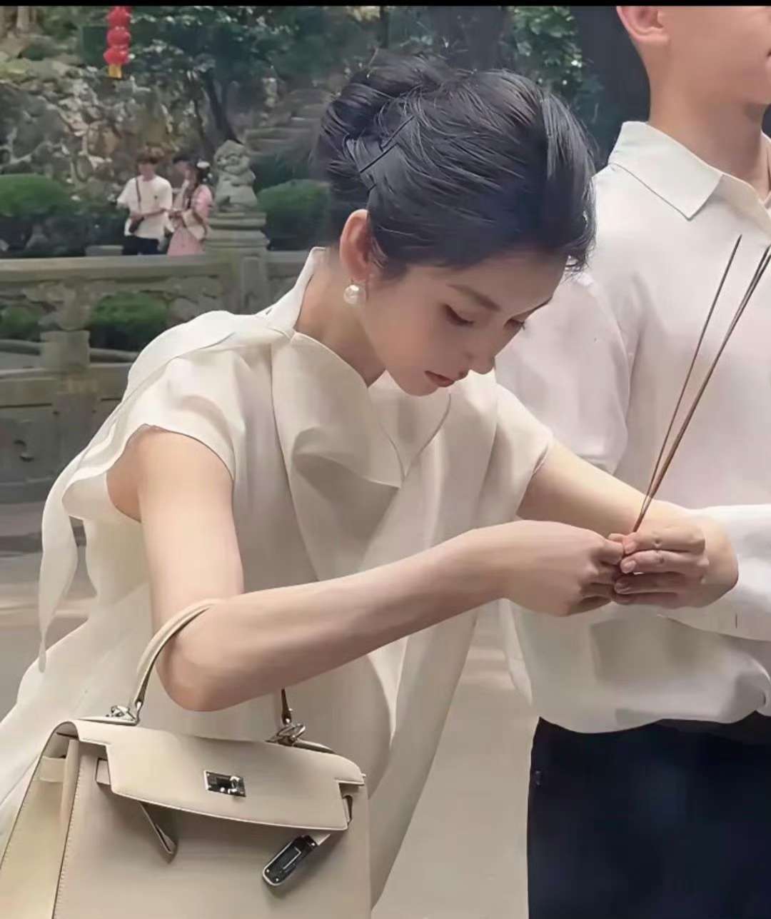 一个包都几十万了。这么有钱，还这么漂亮还能有什么烦恼呢？
