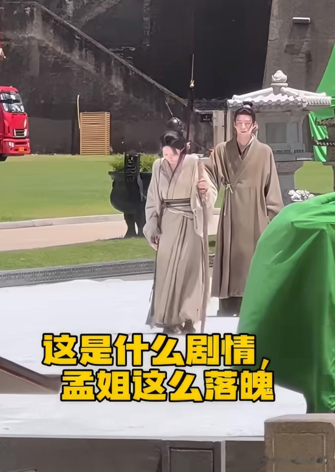 7月15日，孟子义《将门毒后》最新路透在横店秦王宫，大太阳下裹着羊毛厚大衣拍雪
