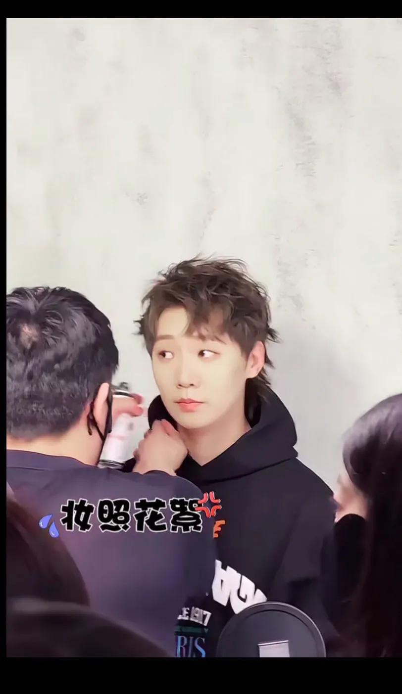 化了妆像一个演员，又想不起名字，美美哒[赞]小脸型，嘴嘴，手手都特别美呢！[玫
