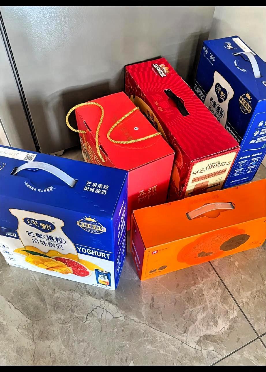 亲情越来越没有意思了。我妹来我家的时候，她提了五大箱礼品，她告诉我这都