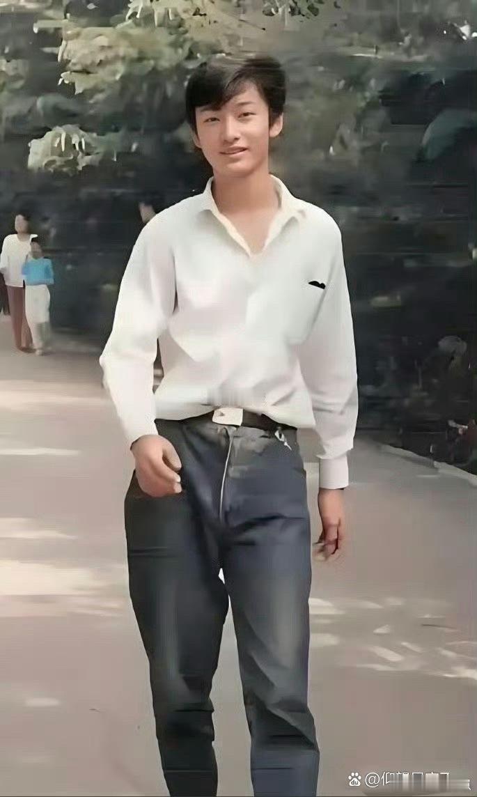 学生时期的黄晓明也太绝了，当年在班里妥妥就是颜值天花板，帅得好突出！