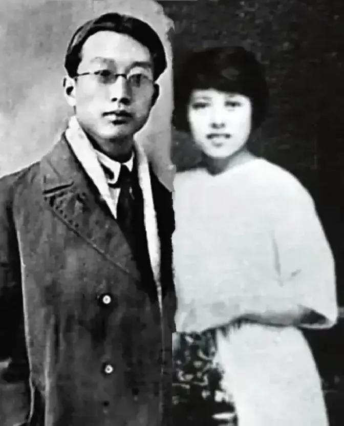 1923年，19岁的丁玲爱上了老师瞿秋白。然而，瞿秋白转头娶了她的闺蜜王剑虹。5