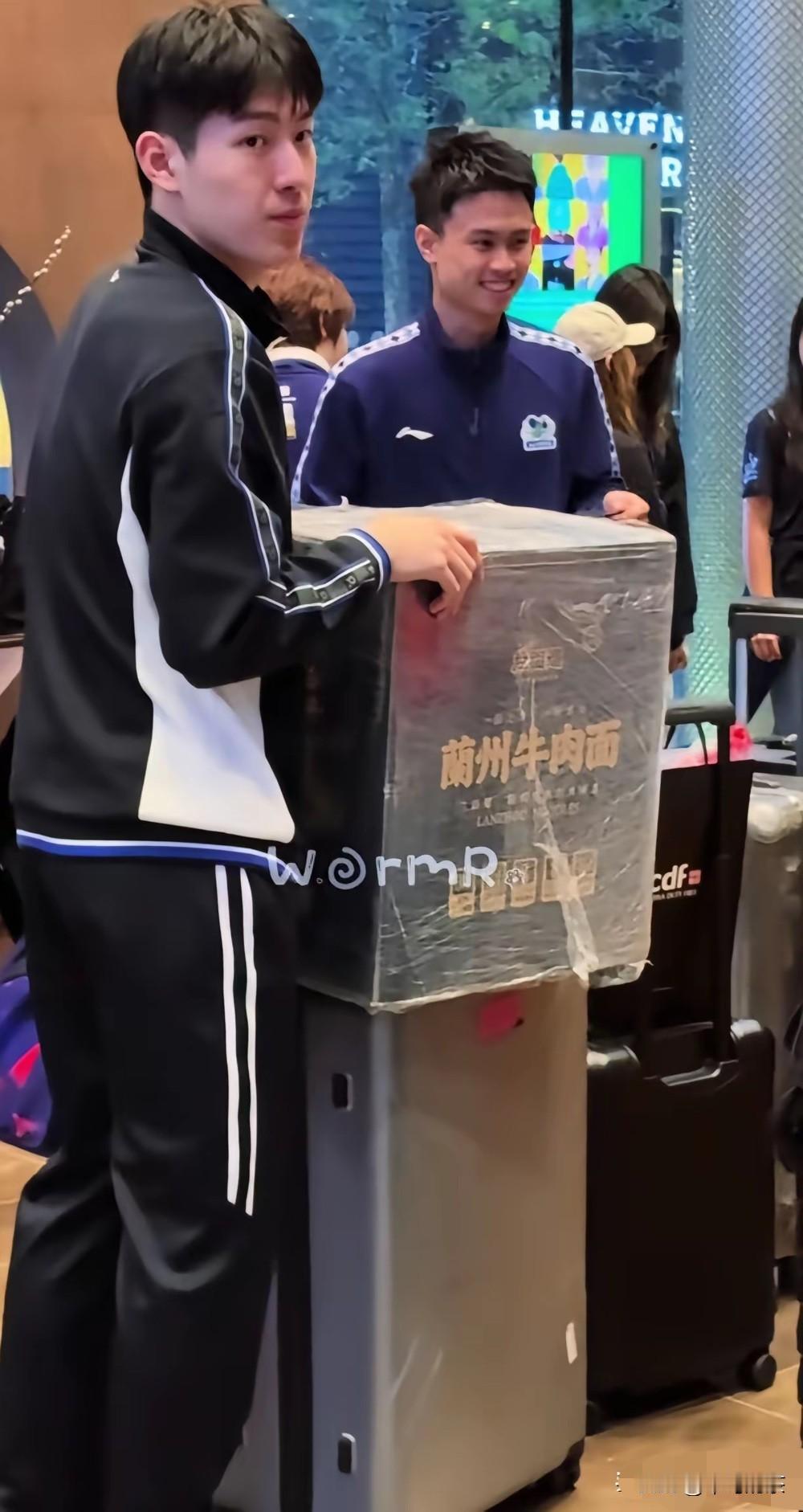 国乒球员们人还未到，伦敦现场的照片已经传出来不少。日本教练更新帖子，吐槽一