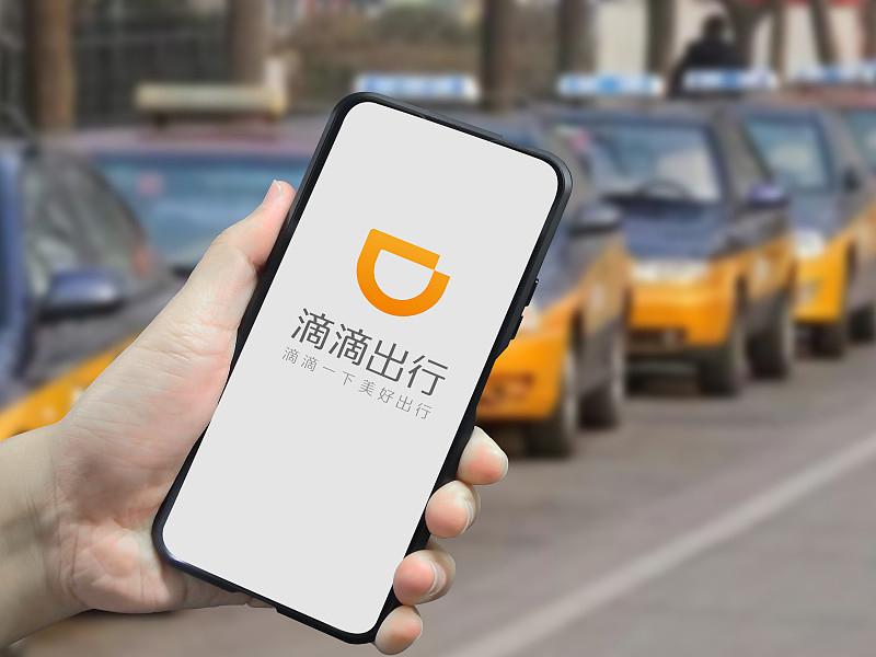 网友称抱母亲骨灰盒打滴滴，司机向其索要现金红包，网友表示并无现金，愿支付微信红包
