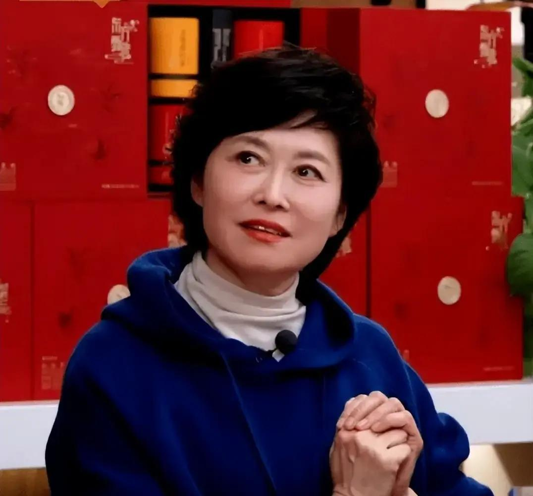 敬一丹追悼会正式举行！王宁金龟子现身送老友，挽联横批惹人泪目，《东方时空》栏目组送花圈悼念。 9月1