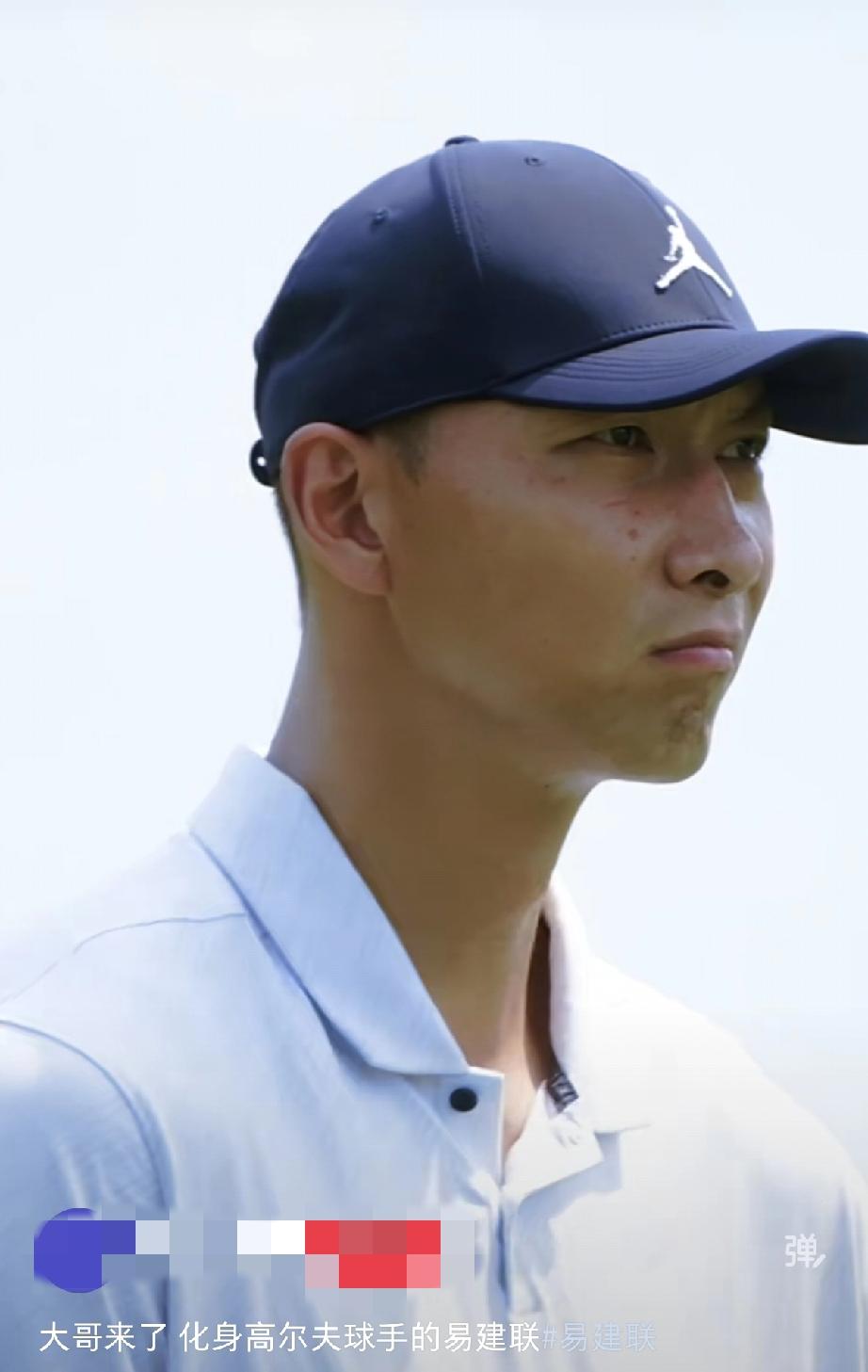 易建联脸上竟然有伤！他自己开观光车到球场打高尔夫，神情有些落寞!3月20日，