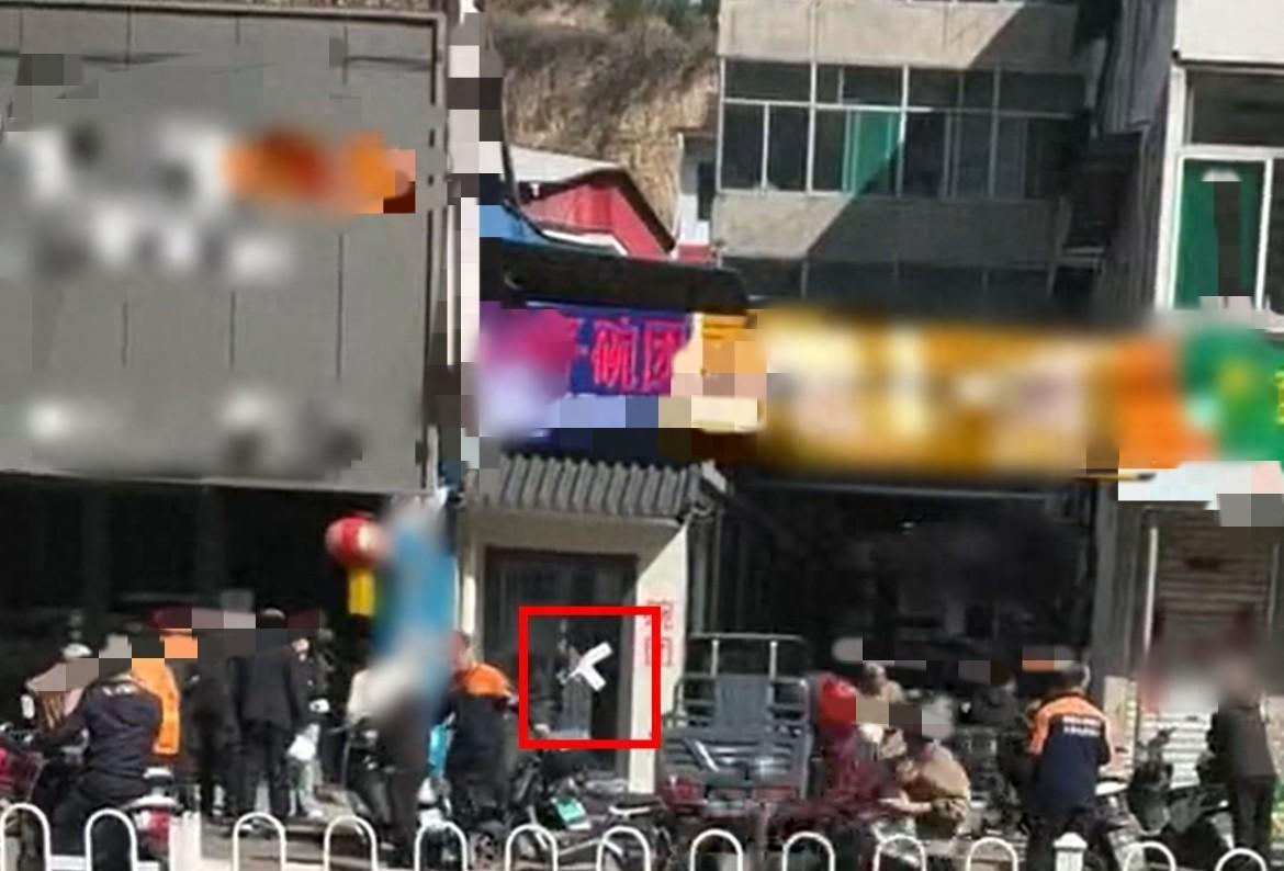 “太痛心！”山西吕梁，一对夫妻刚租下个门面开小吃店，为了开业首日一炮打响，特意叫