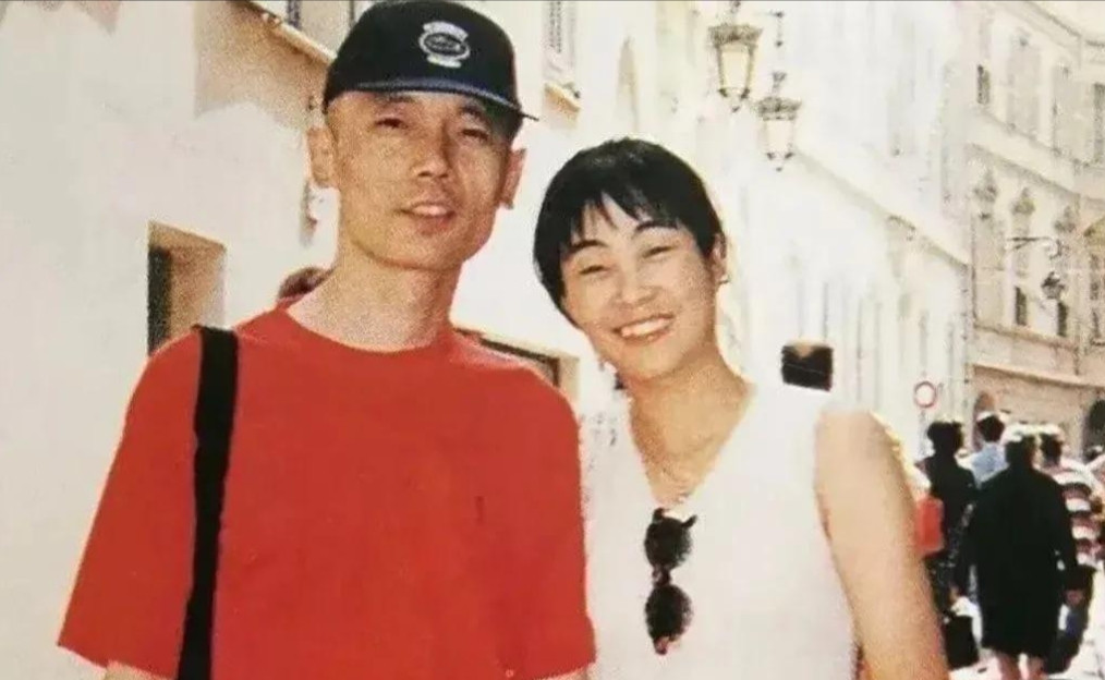 有一次，葛优拍戏拿到片酬上交，妻子贺聪二话不说就在北京买了4套房，葛优连连摇头:
