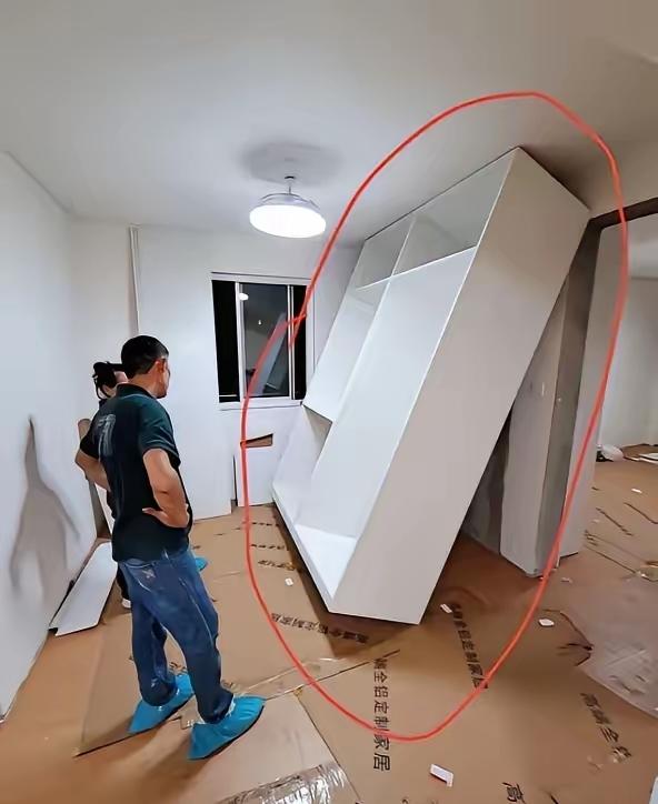 这个咋整，求支招？定做的柜子，拿到房间里，怎么装都不行。真是后悔哇，为啥搞个