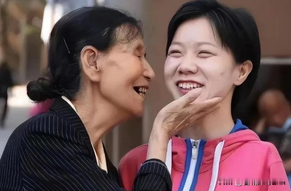 1994年，太原一女婴因手臂残疾被抛弃，58岁拾荒妇人见其可怜，把她捡回家用面糊