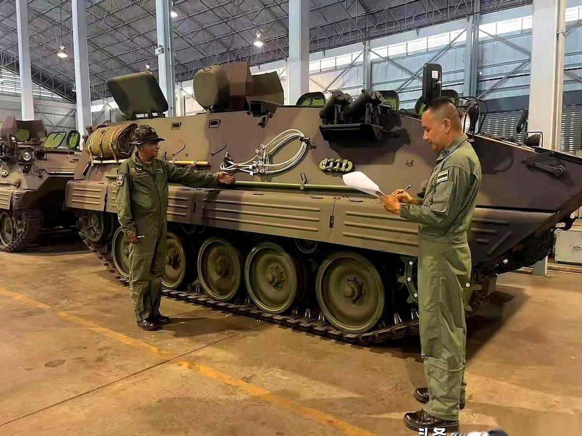 泰国陆军的装备库，藏着一个让所有人都想不到的秘密。上百辆重型装甲车，不是拿钱买