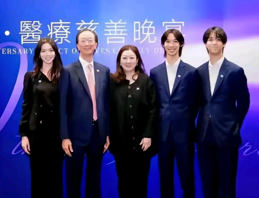 伏明霞一家人好幸福，三个孩子都长大了。而且都很优秀。学业有成，传承了父母优秀的基