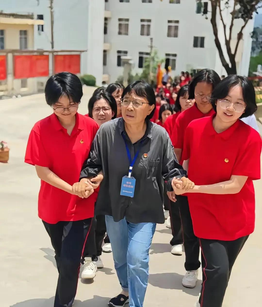别人的毕业典礼是鲜花与欢笑交织，张桂梅的华坪女高却独树一帜——没有仪式，没有告别